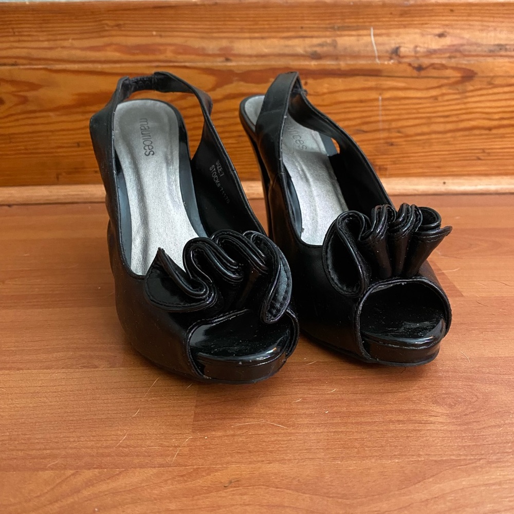 Maurice’s size 7 Fergle ruffle sling heels
